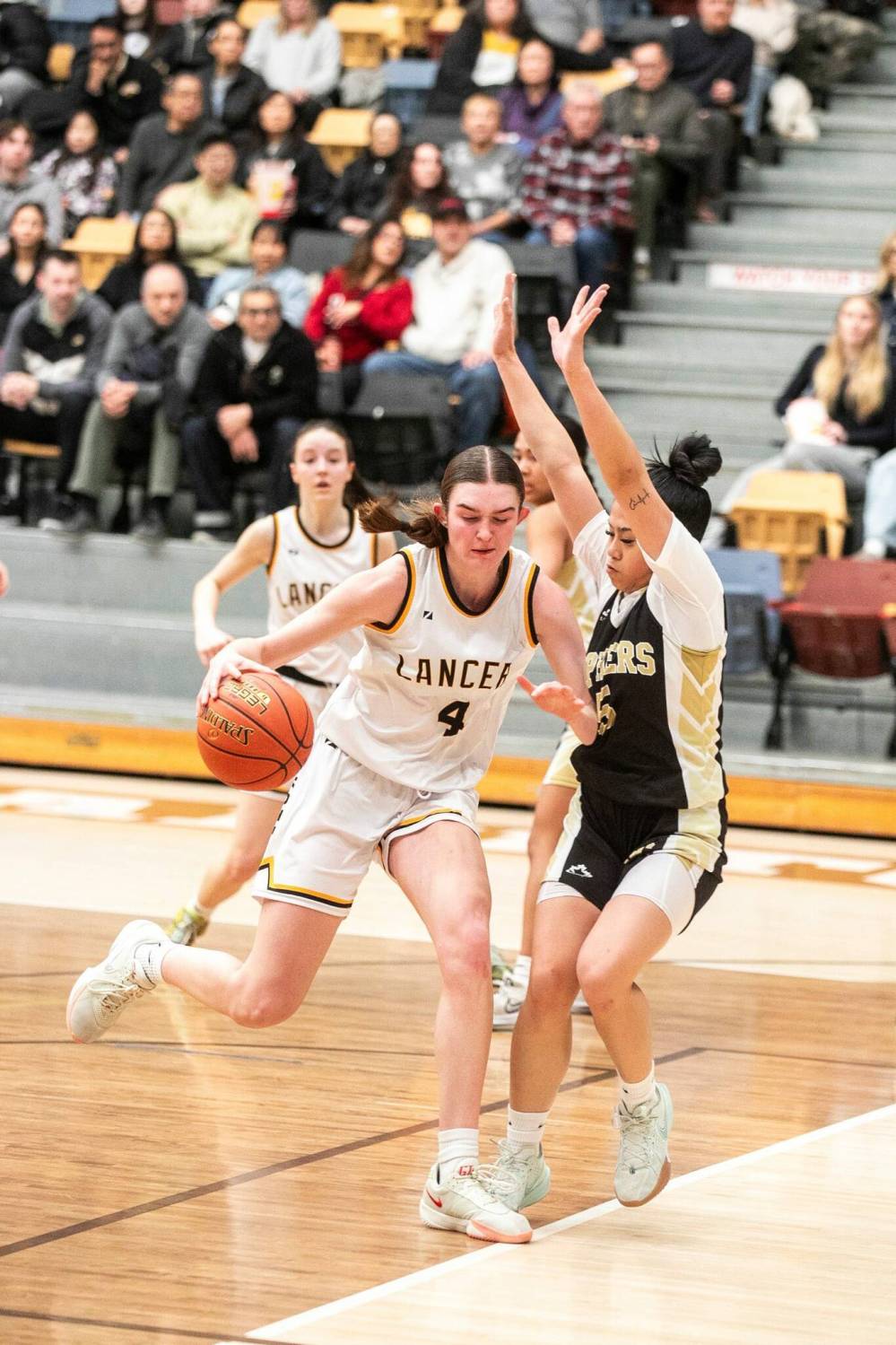 MIKAELA MACKENZIE / FREE PRESS
Dakota’s Emilie McLean (left) takes on Garden City’s Jenelle Deato Wednesday in the Lancers’ MHSAA provincial women’s basketball semifinals.