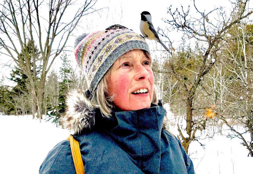 GORD MACKINTOSH / FREE PRESS
Margie Mackintosh gets acquainted with a Cedar Bog Trail chickadee.