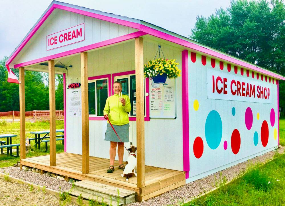 Gord Mackintosh / Free Press
Pinawa’s Ice Cream Shop proves dogs know their ice cream.