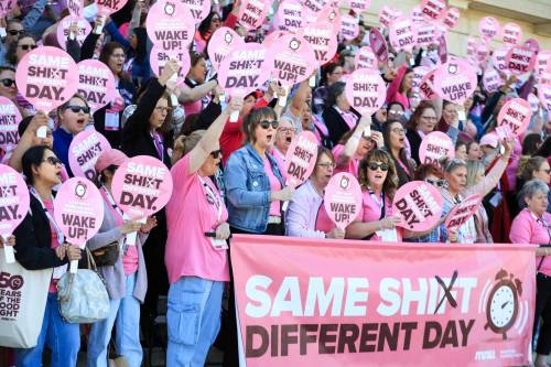 RUTH BONNEVILLE / FREE PRESS FILES
                                The Manitoba Nurses Union (MNU) held a public rally at the Legislative grounds on Wednesday.