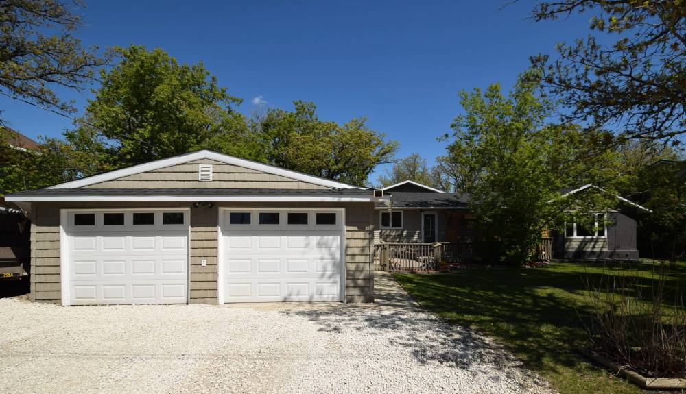 TODD LEWYS / FREE PRESS
Neat as a pin and exuding modern functionality, this 1,711 sq. ft. split level sits on a gorgeous park-like lot that’s surrounded by mature oak trees.