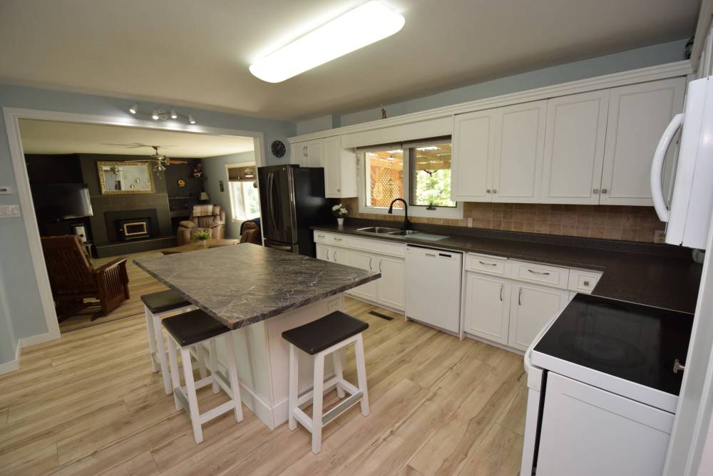 TODD LEWYS / FREE PRESS
Set off by gorgeous vinyl plank flooring with natural and dark highlights, the kitchen/living room area combine to create a space that’s well-suited to entertaining.