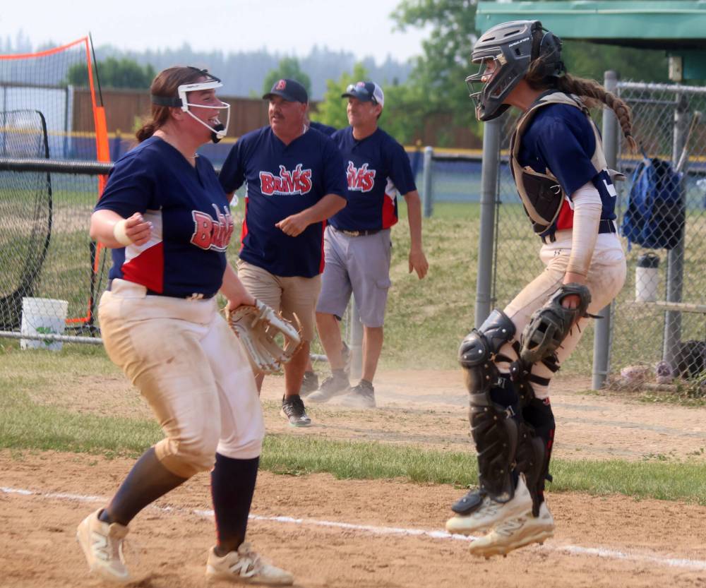 Cassidy Dankochik / THE CARILLON
The École Saint-Joachim and Réal-Bérard Braves celebrate their Manitoba High Schools Athletics Association title, capping off their undefeated season on Saturday with a dominant win over Vincent Massey (Brandon).