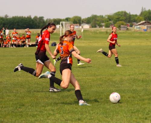 Hafeez Khan Photo
                                The Kelvin Clippers challenge the Léo-Rémillard Renards for the ball in the championship game.