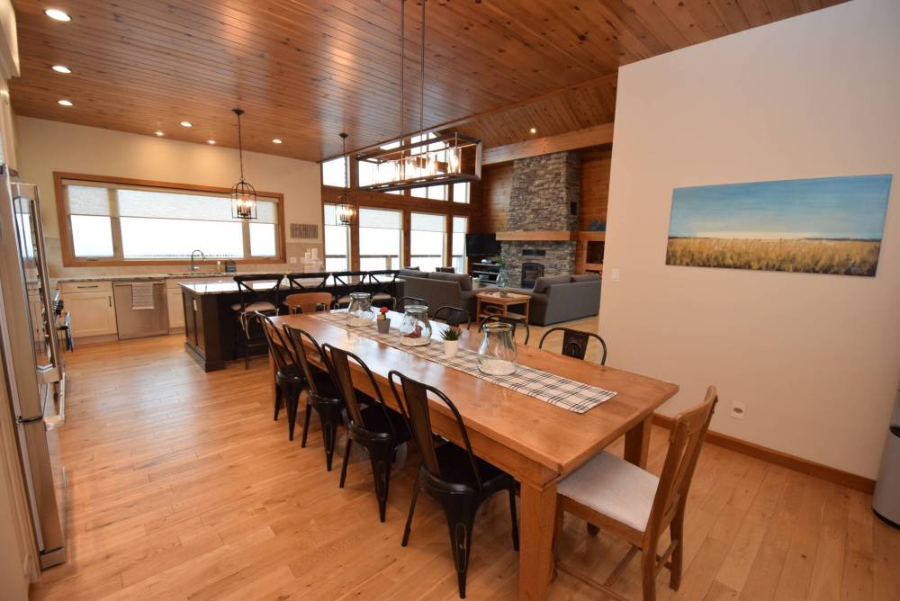 TODD LEWYS / FREE PRESS
Perfectly positioned next to the kitchen, the dining area can easily seat 16.