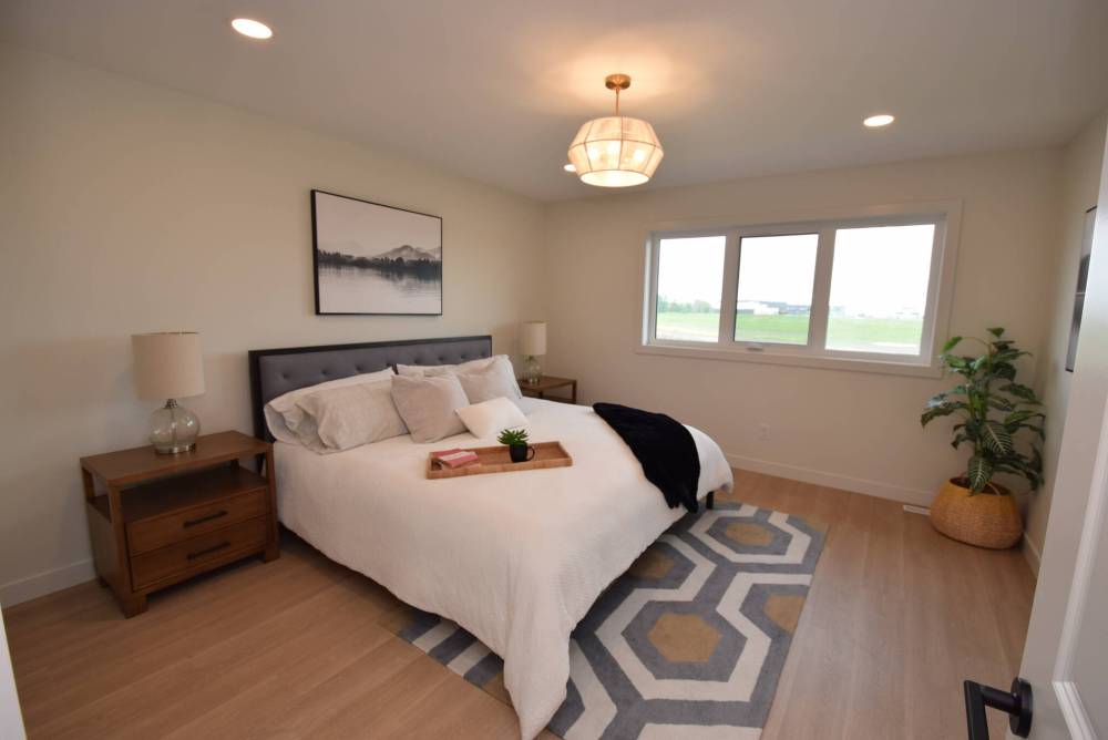 Todd Lewys photos / Free Press
The naturally bright primary bedroom is a cosy, inviting space that offers tranquility and a wonderful, elevated lake view.