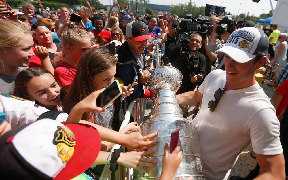 Chicago Blackhawks captain Jonathan Toews shows off the Stanley Cup to fans of all ages at the Dakota Community Centre in Winnipeg in 2015. (Ruth Bonneville / Free Press files)