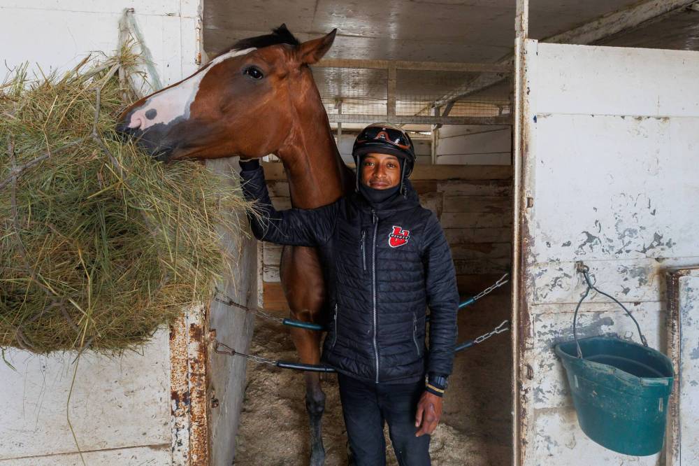 MIKE DEAL / FREE PRESS
Jockey Damario Bynoe was the leading rider this week at Assiniboia Downs, winning five races. He’s set to ride JJ’s American Diva (left) in a Monday race.