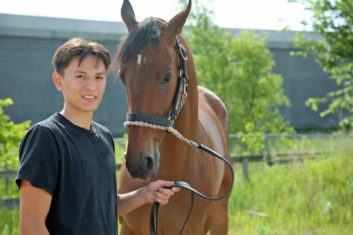 George Williams / Winnipeg Free Press
                                Tuesday’s Free Press Stakes winner, Judo, with James Keplin, assistant trainer for Steve Keplin, Jr.