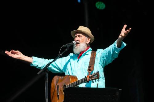 MIKAELA MACKENZIE / FREE PRESS
                                Fred Penner opens the 50th Winnipeg Folk Festival at Birds Hill Park on Thursday.