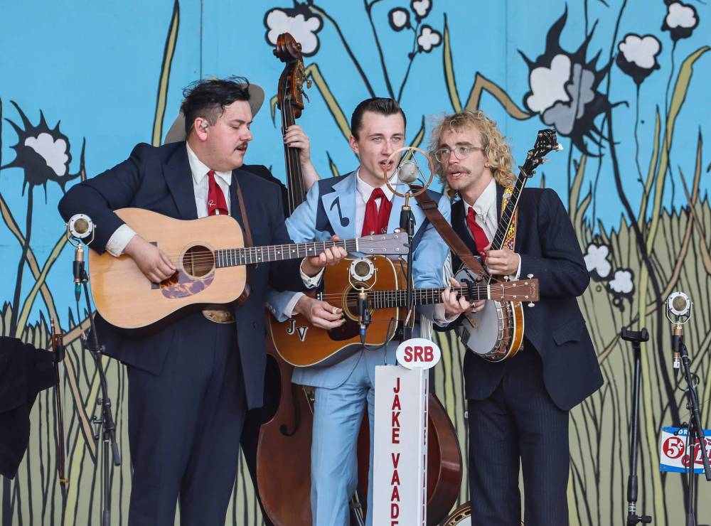 JOHN WOODS / FREE PRESS
Jake Vaadeland and the Sturgeon River Boys played the Snowberry Field stage Sunday.
