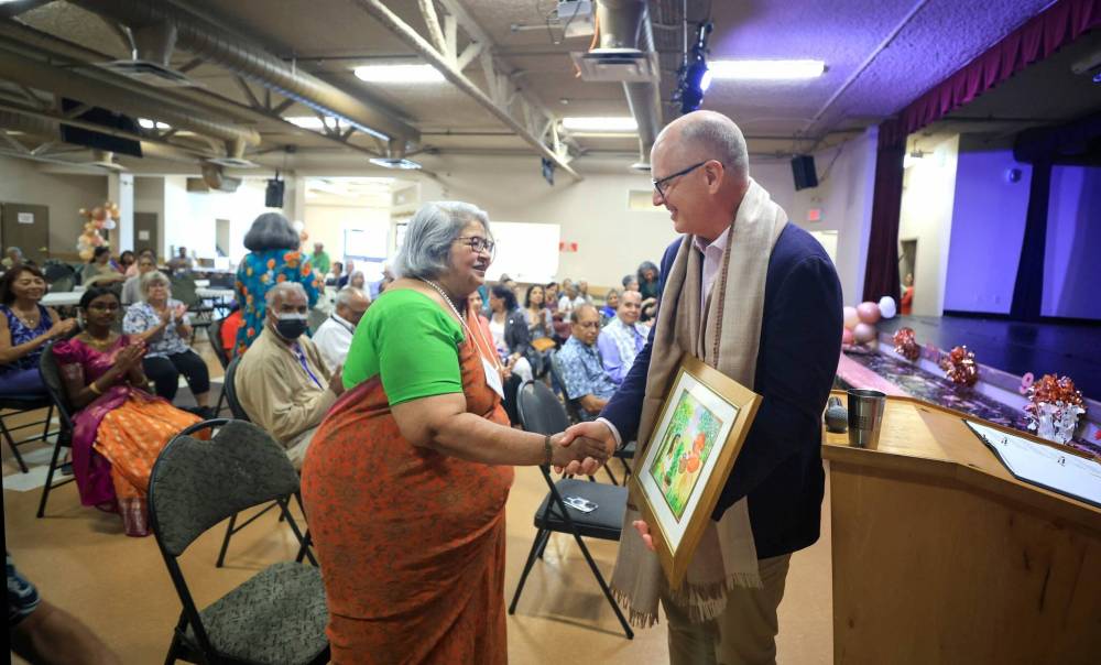 Ruth Bonneville / Free Press
Mayor Scott Gillingham accepts a painting from Manju Lodha, the Sharing Circle of Wellness’s volunteer co-ordinator, at the Dr. Raj Pandey Hindu Centre.