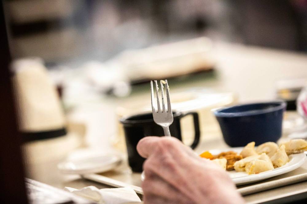 MIKAELA MACKENZIE / FREE PRESS
Manitoba needs more precise regulations on how care home residents should be fed, and more resources and staff to ensure the facilities adhere to the regulations, writes Lett.