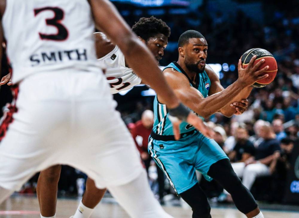 JOHN WOODS / FREE PRESS FILES
Jarred Ogungbemi-Jackson (right) played for his hometown Winnipeg Sea Bears last CEBL season.