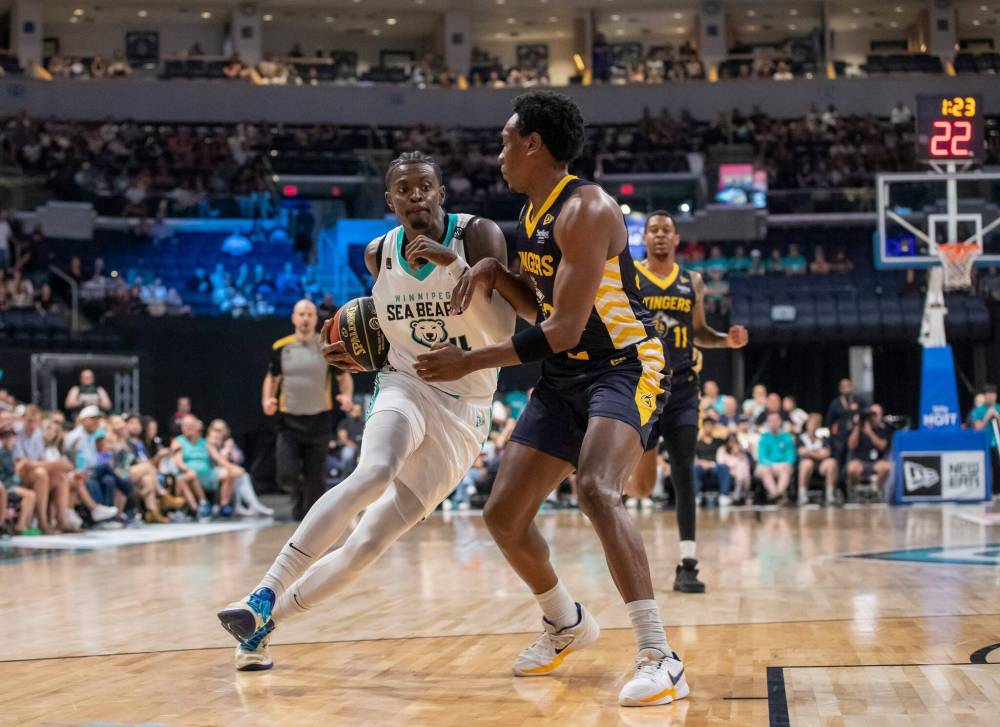 BROOK JONES / FREE PRESS
Sea Bears forward Trevon Scott drives to the hoop against the Stingers Scottie Lindsey on Friday night in Winnipeg.