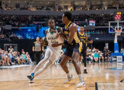 BROOK JONES / FREE PRESS
                                Sea Bears forward Trevon Scott drives to the hoop against the Stingers Scottie Lindsey on Friday night in Winnipeg.