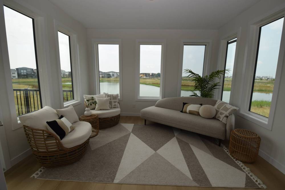 TODD LEWYS / FREE PRESS
A serene, relaxing space, the four season sunroom provides a near-panoramic view of the water.
