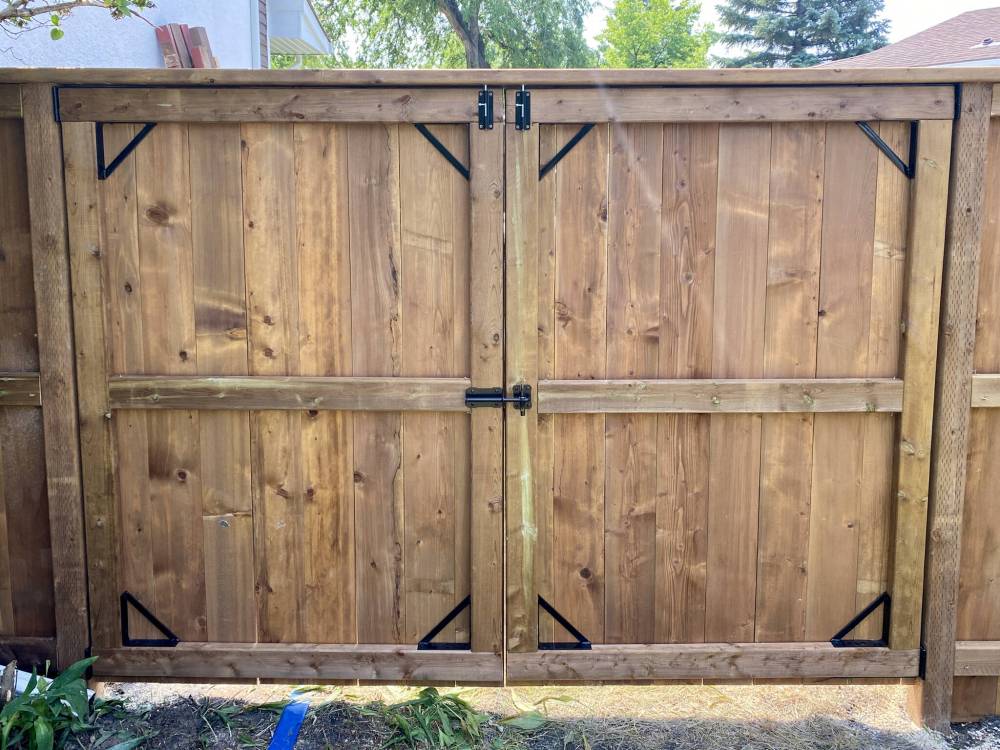 Marc LaBossiere photos / Free Press
The double gate is reinforced by a 2 x 6 cap that spans from gate post to gate post.