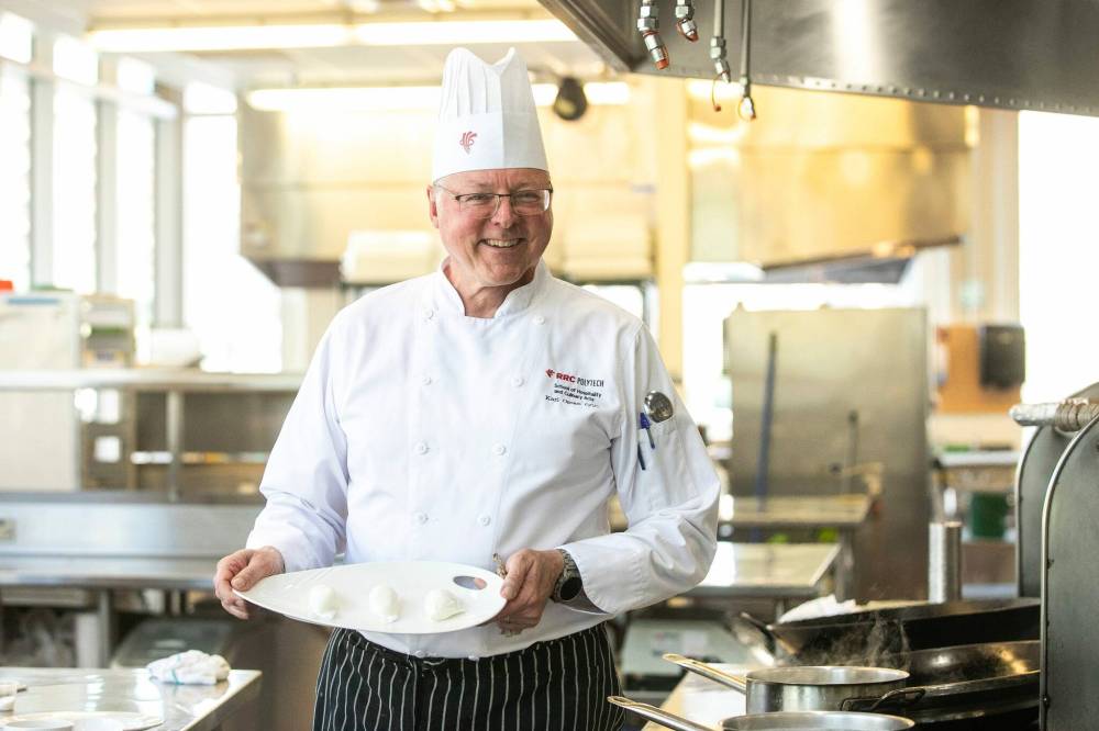 MIKAELA MACKENZIE / FREE PRESS
Karl Oman is the head of Red River’s short-order lab, where students learn to cook fast, easy breakfast and lunch items.