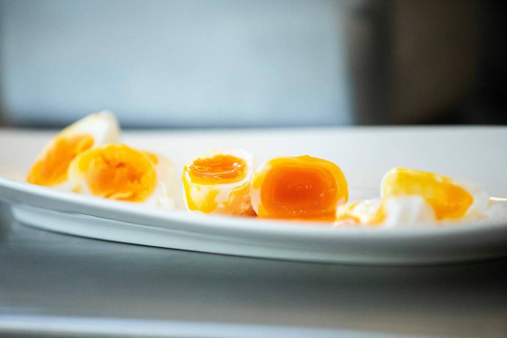 MIKAELA MACKENZIE / FREE PRESS
A plate of poached eggs is ready to go.