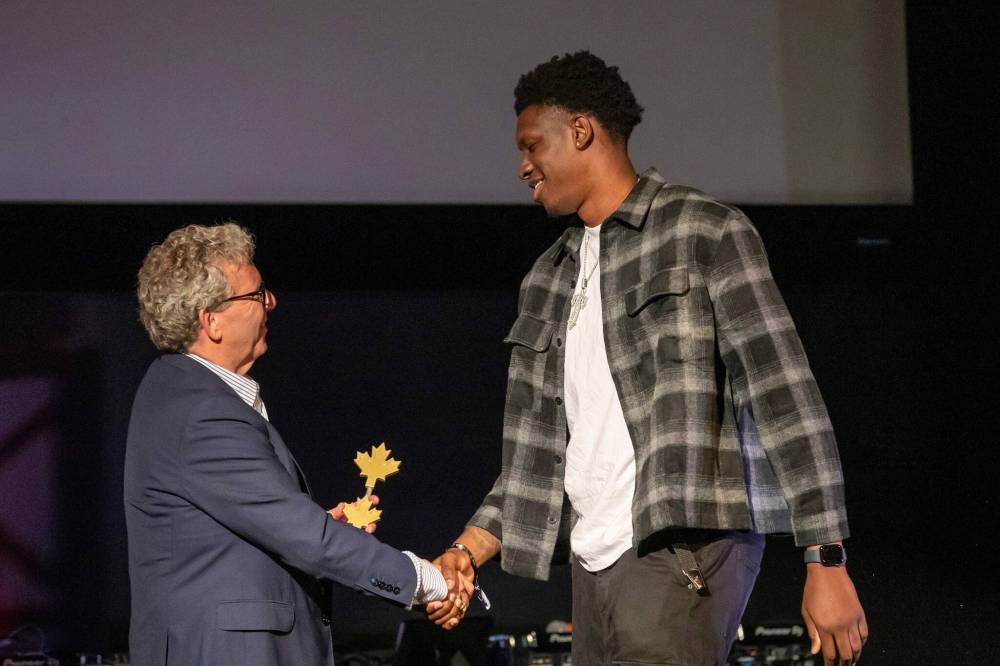 BROOK JONES / FREE PRESS
Winnipeg Sea Bears owner David Asper presents Tyrese Samuel (right) of the Vancouver Bandits with the Canadian Player of the Year Award.