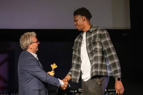BROOK JONES / FREE PRESS
                                Winnipeg Sea Bears owner David Asper presents Tyrese Samuel (right) of the Vancouver Bandits with the Canadian Player of the Year Award.