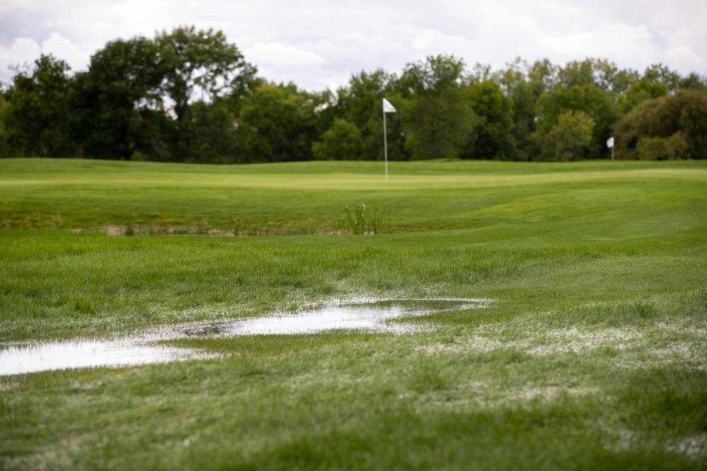 BROOK JONES / FREE PRESS
An estimated 2.6 inches of rain pounded Breezy Bend Country Club during an intense, slow-moving thunderstorm Wednesday night that led to the course being waterlogged, postponing the Manitoba Open to a Saturday start.