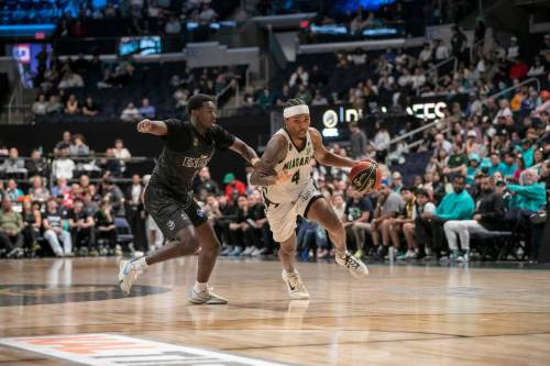 BROOK JONES / FREE PRESS
                                Niagara guard Khalil Ahmed (right) sealed the deal for the River Lions on Friday as they eliminated the Scarborough Shooting Stars.