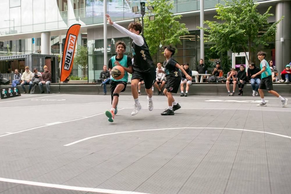 BROOK JONES / FREE PRESS
Team Westside player Noah Vigilance of Team Westside drives past Team South’s Nat Kelly during 3x3 hoops action.