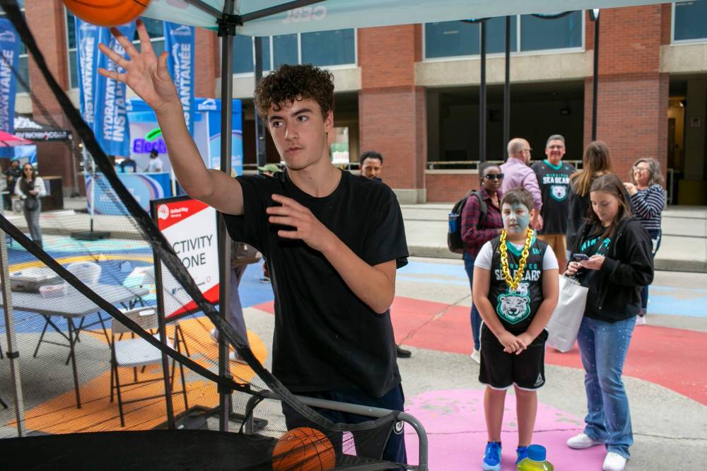 BROOK JONES / FREE PRESS
Winnipegger Benjamin Rosner, 12, shoots basketballs at the Winnipeg Sea Bears booth.