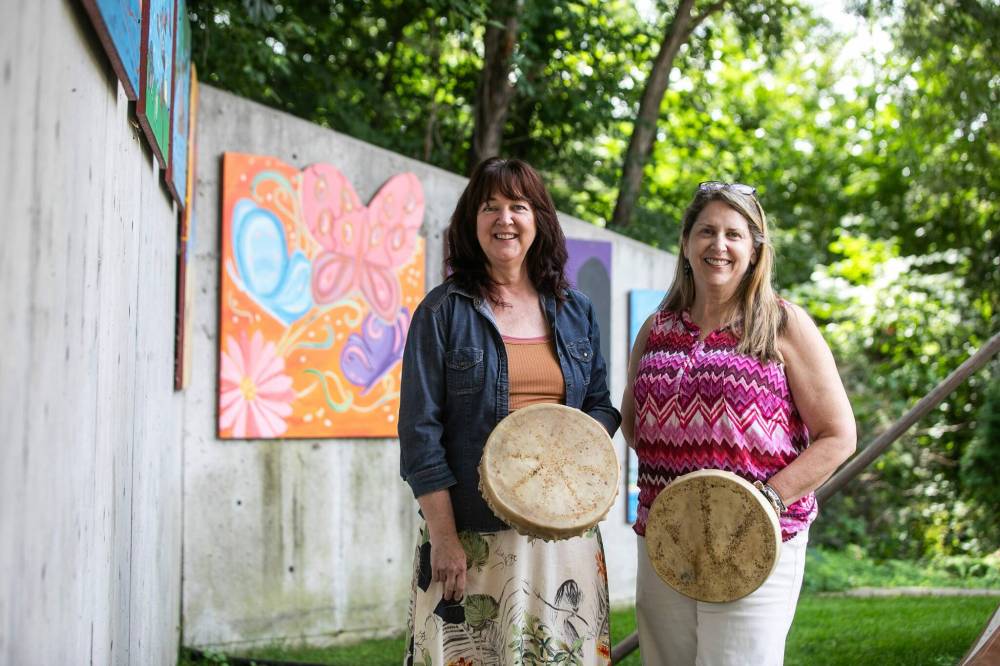 MIKAELA MACKENZIE / FREE PRESS
Villa Rosa’s director of development Patricia Guenther-Smith (left) and executive director Carolyn Eva.