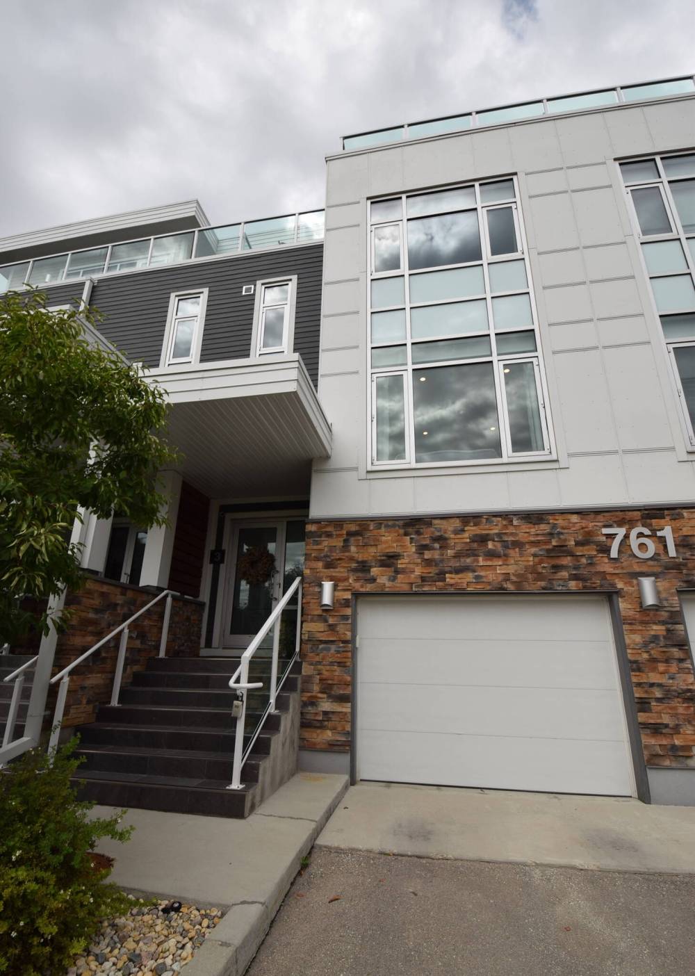 TODD LEWYS PHOTOS / FREE PRESS
The 2,750 sq. ft. North Drive townhome exudes sophistication with its modern exterior.