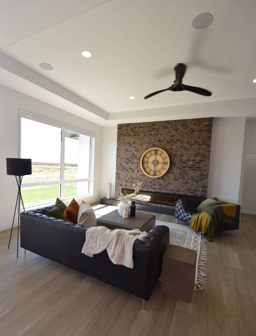 Todd Lewys / Free Press
A floor-to-ceiling brick feature wall with linear fireplace serves as the centrepiece of the great room at 8 Bryce Blvd. in Oak Bluff West.