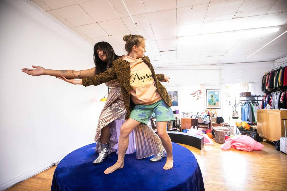MIKAELA MACKENZIE / FREE PRESS
Dhanu Chinniah (left) and Emma Beech rehearse a scene from Glory!.