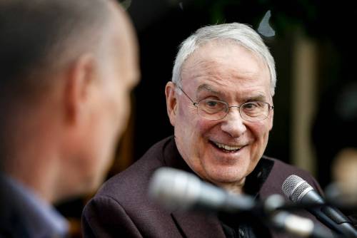 JOHN WOODS / WINNIPEG FREE PRESS
                                Former hockey player, MP and lawyer Ken Dryden