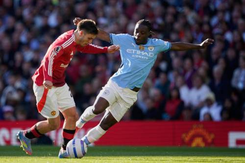 Dave Thompson / THE ASSOCIATED PRESS FILES
                                Manchester United’s Manuel Ugarte (left) and Manchester City’s Jeremy Doku fight for the ball the last time the two teams met back in April. Sunday’s Derby will be the least competitive in a generation as both Premier clubs are suffering dismal seasons.