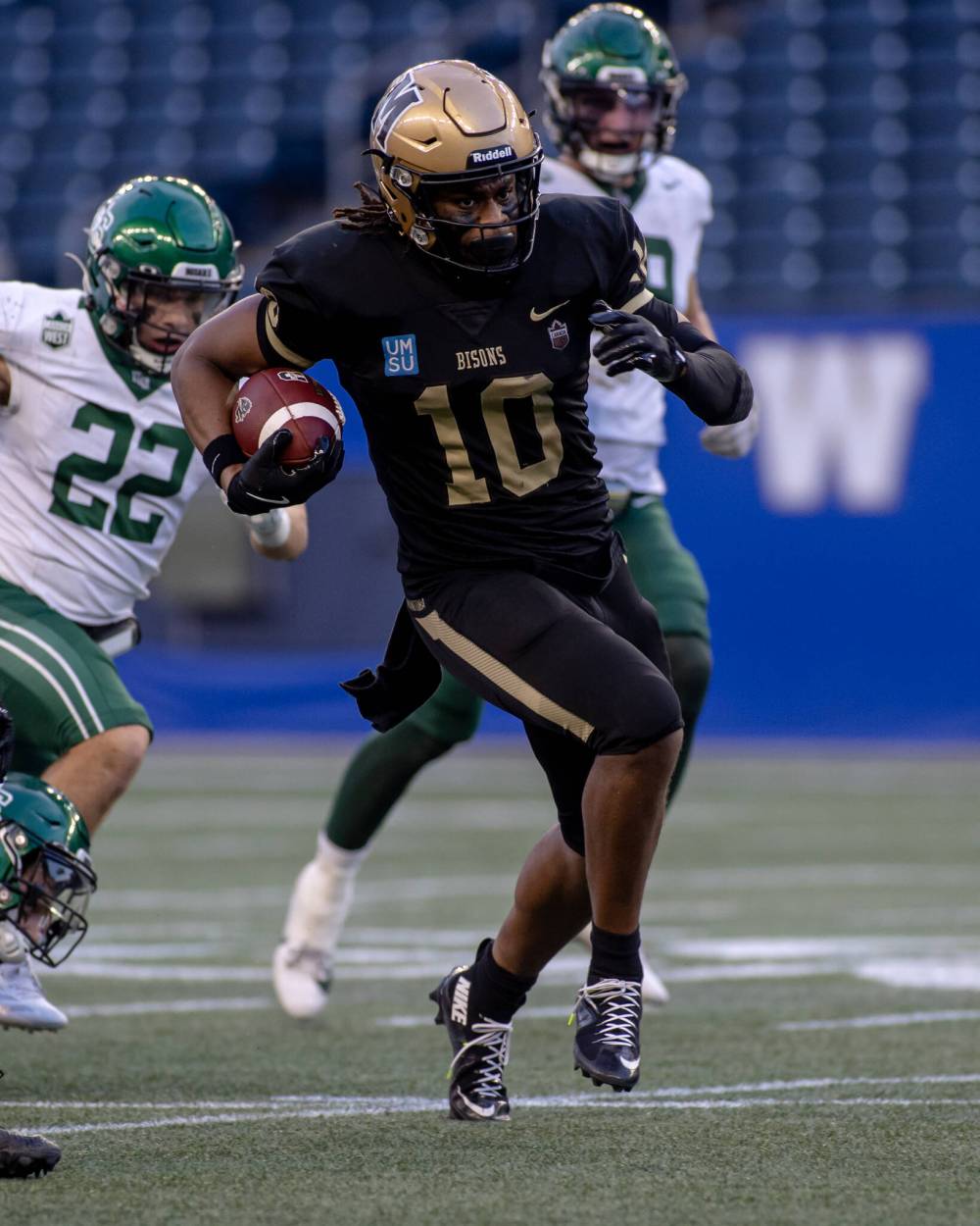 ZACH PETERS PHOTO / U OF M BISONS ATHLETICS
University of Manitoba Bisons receiver Nathan Udoh (10) racked up 158 receiving yards and a touchdown in Saturday’s win over the Saskatchewan Huskies.