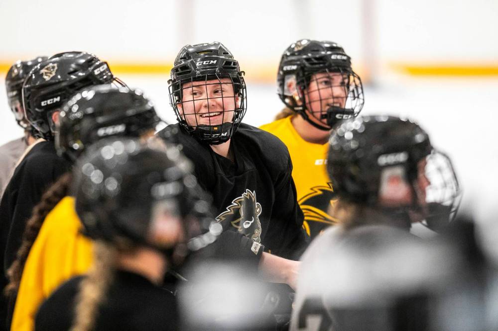 MIKAELA MACKENZIE / FREE PRESS
University of Manitoba Bisons forward Dana Goertzen (centre) said Wednesday the team has bought-in to new head coach Jordan Colliton because of her leadership and straightforwardness.