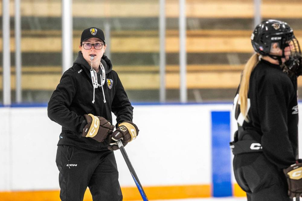 MIKAELA MACKENZIE / FREE PRESS
The University of Manitoba Bisons new women’s hockey head coach Jordan Colliton at team practice at the Wayne Fleming Arena on Wednesday.