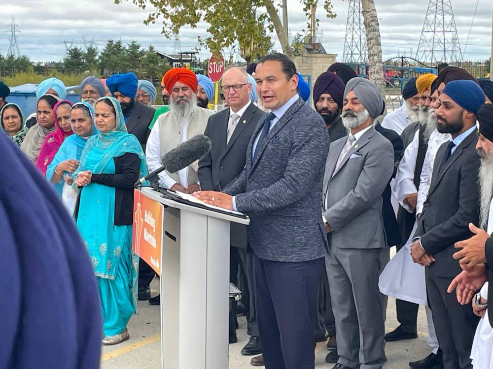 RUTH BONNEVILLE / FREE PRESS
Premier Wab Kinew and Winnipeg Mayor Scott Gillingham announced the road-work project on Thursday.