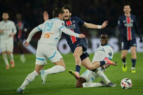 CHRISTOPHE ENA / THE ASSOCIATED PRESS FILES
                                Paris Saint-Germain’s Khvicha Kvaratskhelia (centre) challenges for the ball with Marseille’s Geoffrey Kondogbia (right) and Pol Lirola, the last time the two clubs met back in March. Historically, the most infamous Le Classique occurred in December 1992 with more than 50 fouls committed, while, more recently, in 2020, a full-scale brawl broke out.