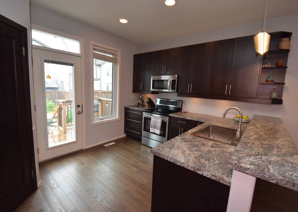 TODD LEWYS / FREE PRESS
Style and function intersect in the roomy peninsula-style kitchen.