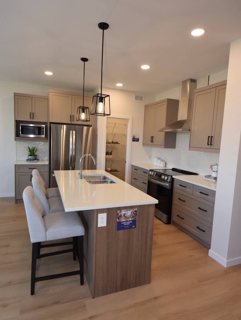 TODD LEWYS / FREE PRESS
Home chefs will love the island kitchen’s blend of style and utility, not to mention all those cabinets.