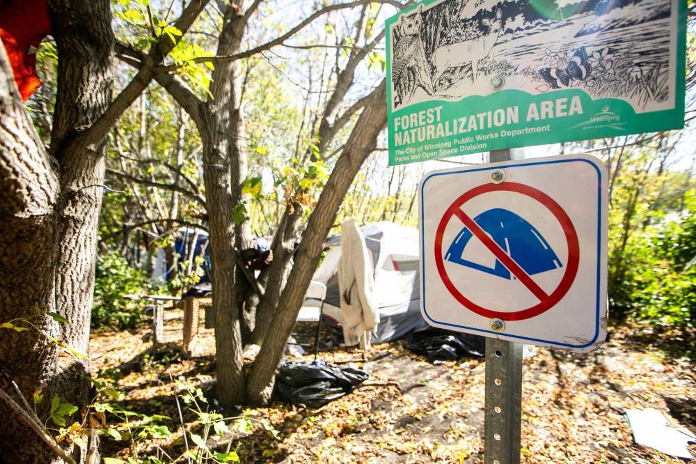 MIKAELA MACKENZIE / FREE PRESS
A no tenting sign along the river south of the Alexander Docks. Winnipeg city council has voted to ban encampments from many public spaces.