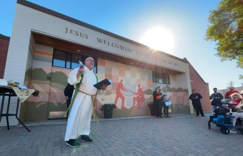 JOHN LONGHURST / FREE PRESS
                                Scott Macauley, pastor of Prairie Spirit United Church, leads the mural unveiling service.
