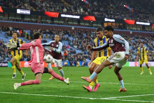 Aston Villa's Ian Maatsen, right, scores his side's opening goal during the Europa League soccer match between Aston Villa and Maccabi Tel Aviv in Birmingham, England, Thursday, Nov. 6, 2025. (AP Photo/Darren Staples)