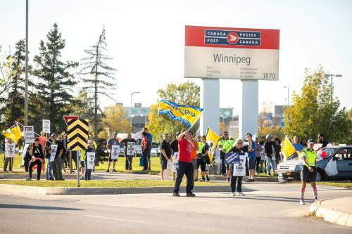 MIKAELA MACKENZIE / FREE PRESS
                                Postal workers picket at the Canada Post mail processing plant on Wellington Avenue.