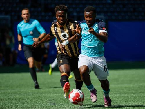 JOHN WOODS / FREE PRESS FILES
                                Valour FC’s captain Raphael Ohin (left) defends against Pacific FC’s Yann Toualy the last time the two clubs met. Valour hosts its final home game of the regular season Saturday against the Halifax Wanderers before concluding the season on the road against Pacific on Oct. 18.