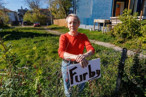 MIKE DEAL / FREE PRESS
                                Cheryl Martens, is asking municipal and provincial politicians to expropriate several vacant lots in the Spence neighbourhood and replace them with affordable homes that can then be listed for sale.