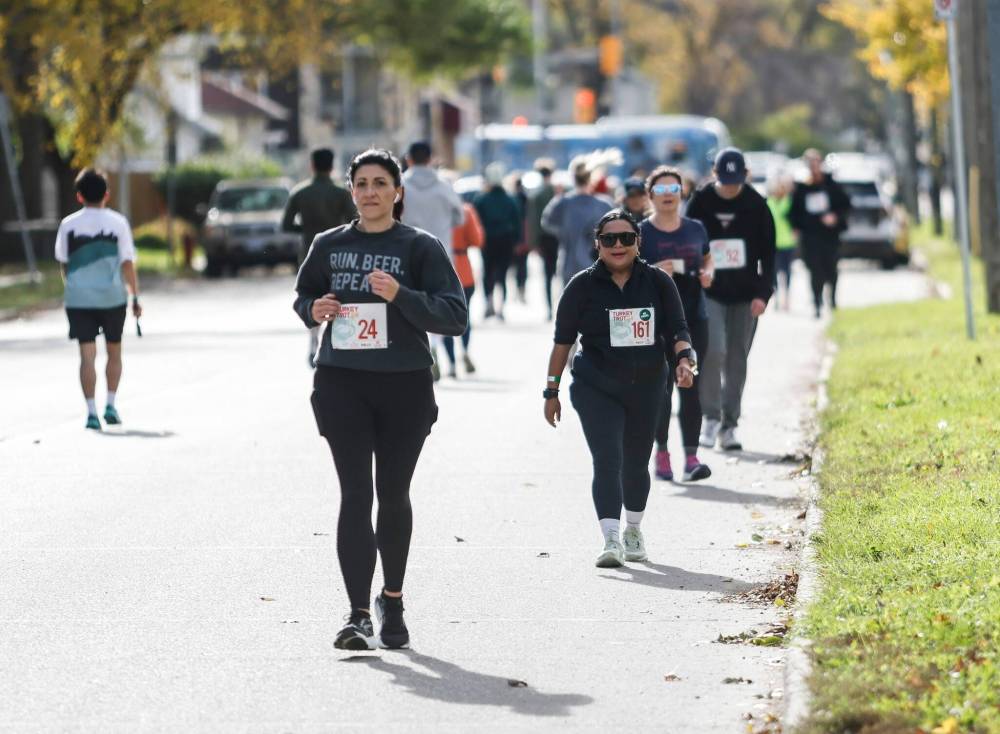 JOHN WOODS / FREE PRESS
Runners take part in the Turkey Trot five-kilometre race on Monday.